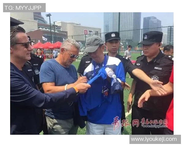 街头偶遇足球明星粉丝热情追捧瞬间引发围观热潮